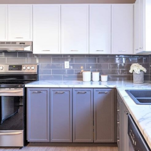 the two toned kitchen cabinet trend