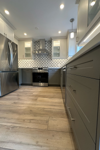 This stunning kitchen makeover by Felm Homes features our Vermont Shaker cabinet door, style 2002 with a clean 7 edge profile. The rich dual-toned cabinetry magnifies the space, with the White Smoke Super Matte finish on the uppers and Gauntlet Grey on the lower cabinets.