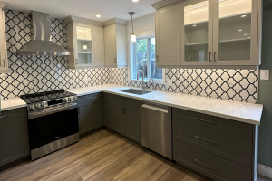 This stunning kitchen makeover by Felm Homes features our Vermont Shaker cabinet door, style 2002 with a clean 7 edge profile. The rich dual-toned cabinetry magnifies the space, with the White Smoke Super Matte finish on the uppers and Gauntlet Grey on the lower cabinets.
