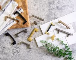 How to Choose Handles or Knobs for Your Cabinet Doors 